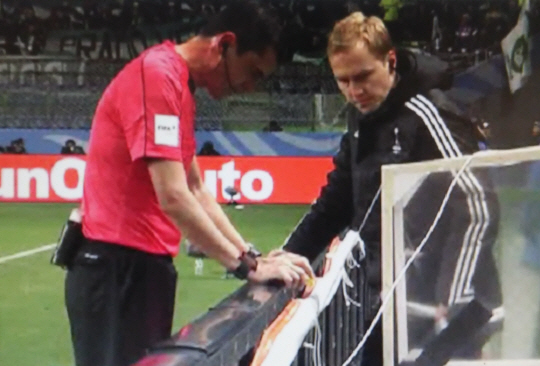 빅토르 카사이 주심(왼쪽)이 14일 일본 오사카 시립 스이타 스타디움에서 열린 클럽월드컵 가시마 앤트러스(일본)-아틀레티코 나시오날(콜럼비아)의 준결승전에서 전반 31분 모니터를 살펴보며 비디오 판독을 하고 있다.