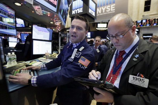 15일 미국 뉴욕증권거래소(NYSE)에서 거래인들이 전날 연방준비제도(Fed)의 기준금리 인상 이후 변동성이 높아진 금융시장 지표를 예의 주시하고 있다. 이날 엔과 유로 등 6개 주요 통화 대비 달러 가치를 보여주는 달러 지수는 14년 11개월 만에 최고치를 기록했다.