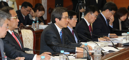 황교안(왼쪽 세 번째) 대통령 권한대행 국무총리가 16일 오전 정부서울청사에서 열린 국민안전 민관합동회의 및 중앙안전관리위원회 회의를 주재하고 있다.  연합뉴스