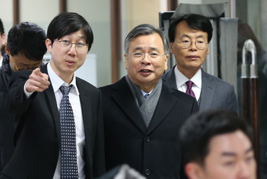 ‘최순실 국정농단 사건’을 수사 중인 박영수(가운데) 특별검사가 15일 서울 강남구 대치동 특검 사무실 내 기자실에 들러 인사하고 있다.