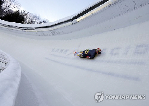 16일 오후(한국시간) 국제봅슬레이스켈레톤연맹(IBSF) 월드컵 2차 대회가 열리는 미국 뉴욕주 레이크플래시드의 반호벤버그 트랙은 세계 15개 경기장 중 가장 많은 20개의 커브 구간을 자랑한다. 특히 4∼9번 커브 구간은 “악마의 고속도로”로 불릴 정도로 악명이 높다.