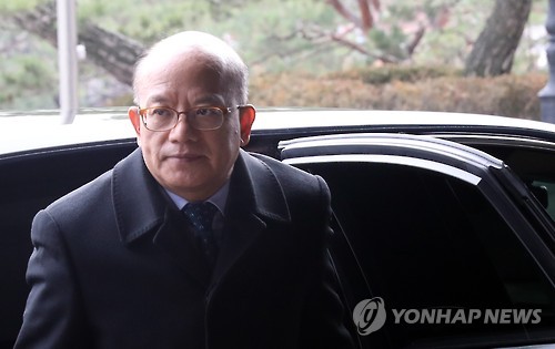박근혜 대통령 탄핵심판 사건을 심리하는 헌법재판소 박한철 소장이 휴일인 18일 오전 출근하고 있다