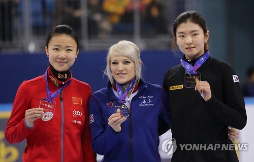 18일 강원 강릉 아이스 아레나에서 열린 2016-2017 국제빙상경기연맹(ISU) 쇼트트랙월드컵 여자 1000m 결승전에서 동메달을 차지한 한국 심석희(오른쪽)가 기념촬영을 하고 있다