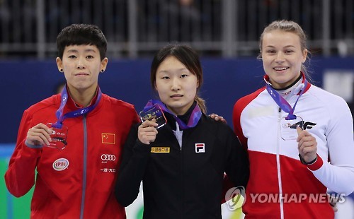 18일 강원 강릉 아이스 아레나에서 열린 2016-2017 국제빙상경기연맹(ISU) 쇼트트랙월드컵 여자 500m 결승전에서 우승을 차지한 한국 최민정이 기념촬영을 하고 있다.