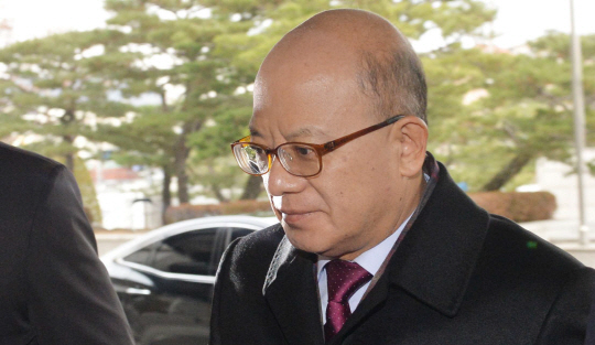 박근혜 대통령 탄핵심판 사건을 심리하는 박한철 헌법재판소 소장이 19일 오전 서울 종로구 재동 헌법재판소로 출근하고 있다.