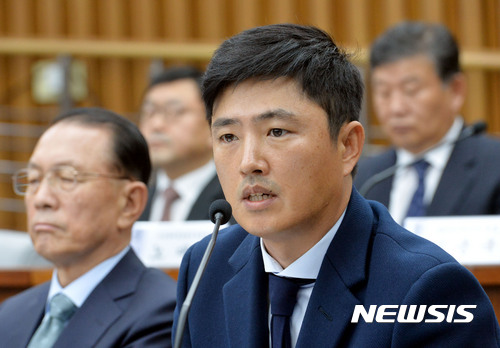 7일 오후 서울 여의도 국회에서 열린 최순실 국정농단 의혹 진상규명을 위한 국정조사 특별위원위 2차 청문회에 출석한 고영태 전 더블루K 이사가 증인석에서 질의를 답변하고 있다.