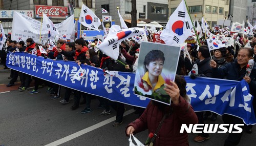 【서울=뉴시스】박근혜를 사랑하는 모임(박사모)등 보수단체 회원들이 17일 오후 서울 종로구 안국역 인근에서 집회를 열고 청와대로 행진하고 있다. 2016.12.17.