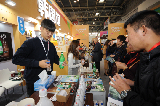 한·중 자유무역협정(FTA) 발효와 한류의 영향 등으로 중국인들의 한국 농식품 선호도가 높은 가운데 지난 11월 중국 베이징에서 열린 ‘2016베이징식품박람회’한국관 부스에서 관람객들이 국산 전통주를 시음하고 있다.  한국농수산식품유통공사 제공