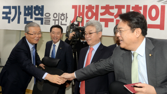 20일 오전 국회 의원회관에서 열린 ‘국가변혁을 위한 개헌추진회의’에 초청된 김종인(왼쪽) 전 더불어민주당 대표가 정진석(오른쪽) 전 새누리당 원내대표와 악수를 하고 있다. 왼쪽부터 김 전 대표, 새누리당 김석기·이철우 의원, 정 전 원내대표.