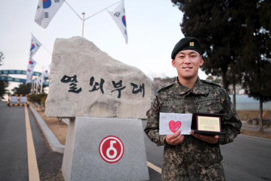 김진웅 중사가 골수이식을 해준 백혈병 소녀가 보낸 감사 편지와 적십자사로부터 받은 감사패를 들어 보이고 있다. 육군 제공