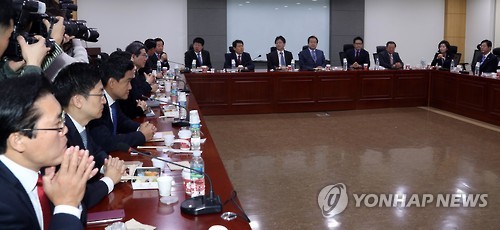 새누리당 김무성 전 대표, 유승민 의원 등 비주류 의원들이 21일 오전 국회 의원회관에서 회동을 열고 ‘집단 탈당’ 등에 대한 의견을 교환하고 있다.