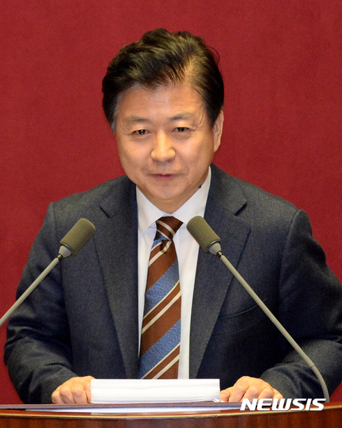 【서울=뉴시스】더불어민주당 노웅래 의원이 21일 오후 서울 여의도 국회 본회의장에서 열린 정치·외교·통일·안보·교육·사회·문화에 관한 대정부질문에 참석해 인사말을 하고 있다.