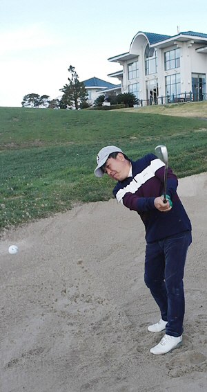 박준우 아인소프 대표가 지난 10일 제주 서귀포시 롯데스카이힐 제주 골프장 오션 코스 9번 홀 그린 주변에서 벙커샷을 하고 있다.