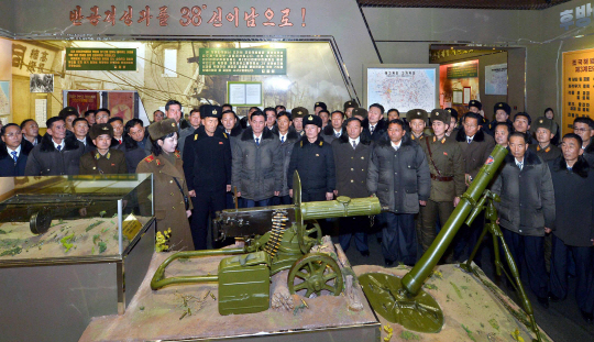 북한의 제1차 전당(전국 노동당) 초급 당위원장 대회 참가자들이 평양 만경대 구역에 있는 유적지를 둘러보고 있다. 조선중앙통신은 22일 “참가자들이 혁명의 성지 만경대를 방문하고 평양 시내 여러 곳을 참관했다”고 보도했다. 연합뉴스