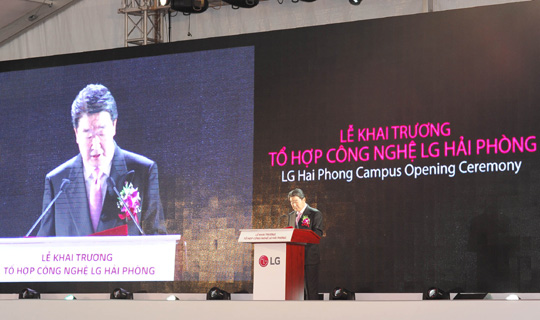 구본준 LG 신성장사업추진단장 부회장이 지난해 3월 베트남 하이퐁에 연 ‘LG전자 하이퐁 캠퍼스’ 준공식에서 환영사를 하고 있다.