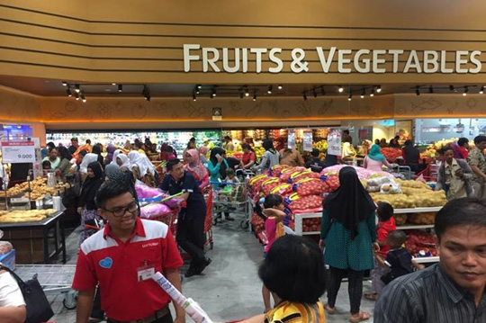 롯데가 지난 8일 인도네시아 동칼리만탄주 사마린다에 개장한 롯데마트를 찾은 고객들이 상품을 구경하고 있다.