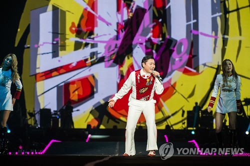 (서울=연합뉴스) 싸이가 지난 23일 서울 고척 스카이돔에서 ‘올나잇스탠드 2016 싸드레날린’ 콘서트를 하고 있다. [YG엔터테인먼트 제공=연합뉴스]