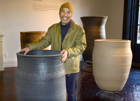 이현배 장인이 서울시립 남서울생활미술관에서 국립나주문화재연구소의 ‘대형 옹관 제작 고대기술 복원 프로젝트’에 참여해 제작한 옹관에 대해 설명하고 있다. 왼쪽 작은 사진은 다기 세트.