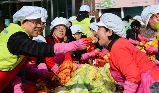 <1사1촌이 살기 좋은 마을 이끈다>녹색 앞치마… 하얀 배추… 빨간색 소… 농가소득·소외계층 돕는 ‘한 폭 그림’