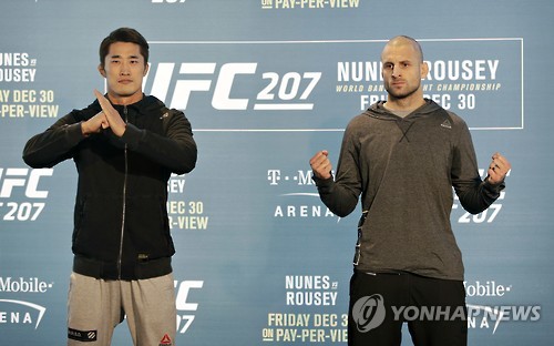 김동현(왼쪽)과 타렉 사피딘. [AP=연합뉴스]