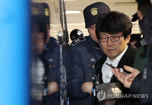 (서울=연합뉴스) ‘비선실세’ 최순실 씨의 딸 정유라 씨가 이화여대 재학 시절 대리시험을 봐주는 등 학사 특혜를 줬다는 의혹을 사는 류철균(필명·이인화) 이대 디지털미디어학부 교수가 31일 오후 서울 대치동 박영수 특검 사무실로 소환되고 있다. ‘이인화’라는 필명으로 소설 ‘영원한 제국’을 쓴 작가이자 최근에는 게임·디지털 스토리텔링 연구로 유명한 류 교수는 올해 1학기 ‘영화 스토리텔링의 이해’라는 제목의 수업에서 정 씨에게 가산점을 줘 낙제를 면하게 했다는 의혹이 있다.