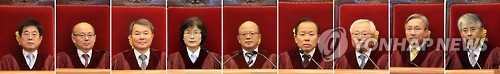 (서울=연합뉴스) 박한철 헌법재판소장을 비롯한 재판관들이 29일 오후 서울 종로구 재동 헌법재판소 대심판정에서 열린 국민연금법 제64조 위헌소원 등에 대한 선고를 기다리고 있다. 왼쪽부터 서기석, 안창호, 이진성, 이정미, 박한철, 김이수, 김창종, 강일원, 조용호.