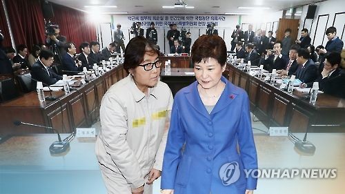 최순실씨(왼쪽)과 박근혜 대통령(오른쪽) [연합뉴스TV 제공]