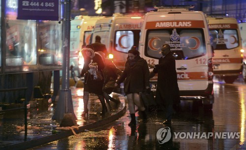 1일(현지시간) 새벽 터키 이스탄불의 나이트클럽에서 총격이 발생해 최소 35명이 사망하고 수십명이 부상했다. [AP=연합뉴스]