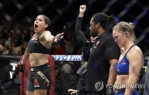 로우지(오른쪽), 복귀전서 누네스에게 참패 [AP=연합뉴스 자료사진]