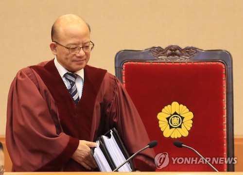 법정들어서는 박한철 헌재소장 [연합뉴스 자료사진]