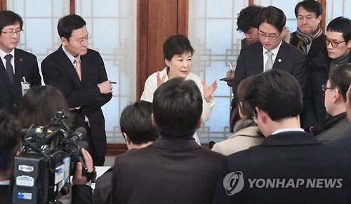 (서울=연합뉴스) 박근혜 대통령이 새해 첫날인 1일 오후 청와대 상춘재에서 출입기자단과 신년인사회를 겸한 티타임을 갖고 참석자들의 질문에 답하고 있다. 박 대통령이 지난달 9일 국회의 탄핵소추안 가결로 직무가 정지된 뒤 청와대 참모진과 탄핵심판 대리인단 외에 외부인을 만나는 것은 23일 만이다. [ 청와대 제공 = 연합뉴스 ]