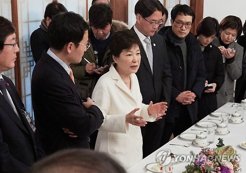 (서울=연합뉴스) 박근혜 대통령이 새해 첫날인 1일 오후 청와대 상춘재에서 출입기자단과 신년인사회를 겸한 티타임을 갖고 참석자들의 질문에 답하고 있다. 박 대통령이 지난달 9일 국회의 탄핵소추안 가결로 직무가 정지된 뒤 청와대 참모진과 탄핵심판 대리인단 외에 외부인을 만나는 것은 23일 만이다. [ 청와대 제공 = 연합뉴스 ]