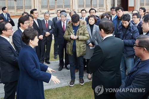 (서울=연합뉴스) 박근혜 대통령이 새해 첫날인 1일 오후 청와대 상춘재에서 출입기자단과 신년인사회를 겸한 티타임을 갖고 참석자들과 대화를 하고 있다. 박 대통령이 지난달 9일 국회의 탄핵소추안 가결로 직무가 정지된 뒤 청와대 참모진과 탄핵심판 대리인단 외에 외부인을 만나는 것은 23일 만이다. [ 청와대 제공 = 연합뉴스 ]