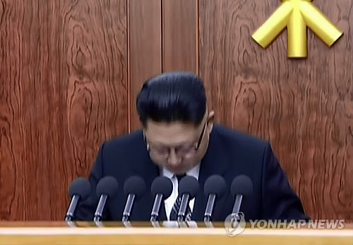 (서울=연합뉴스) 김정은 북한 노동당 위원장이 1일 육성 신년사 첫머리에 주민들에게 “조선 인민에게 가장 숭엄한 마음으로 뜨거운 인사를 보내며 희망찬 새해의 영광과 축복을 삼가 드린다”고 인사말을 건넨 뒤 고개를 숙여 인사하고 있다. 5년째 육성으로 신년사를 한 김정은이 고개 숙여 인사하는 모습을 보인 것은 이례적이다.