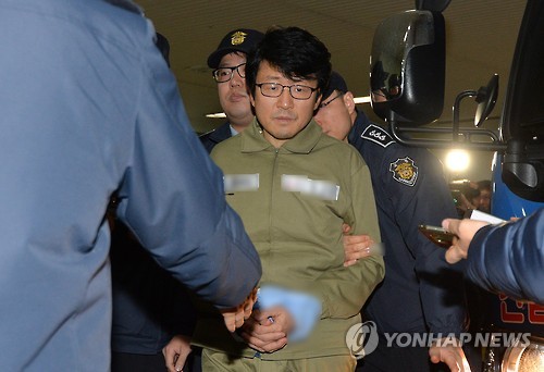 (서울=연합뉴스) 류철균 이화여대 디지털미디어학부 교수가 1일 오후 서울 강남구 대치동 박영수 특검으로 소환돼 호송차에서 내리고 있다.