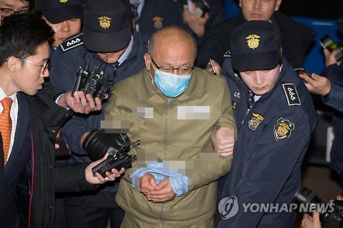 (서울=연합뉴스) 문형표 전 보건복지부 장관이 1일 오후 서울 강남구 대치동 박영수 특검으로 소환돼 조사실로 향하고 있다.