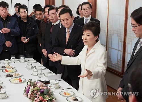 (서울=연합뉴스) 박근혜 대통령이 새해 첫날인 1일 오후 청와대 상춘재에서 출입기자단과 신년인사회를 겸한 티타임을 갖고 참석자들의 질문에 답하고 있다. 박 대통령이 지난달 9일 국회의 탄핵소추안 가결로 직무가 정지된 뒤 청와대 참모진과 탄핵심판 대리인단 외에 외부인을 만나는 것은 23일 만이다. [ 청와대 제공 = 연합뉴스 ]