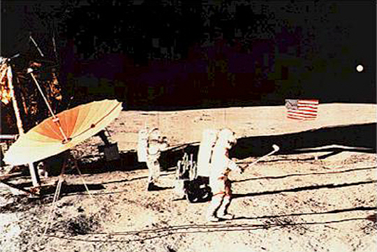 아폴로 14호 선장 앨런 셰퍼드가 달에서 인류 최초로 골프를 치고 있다.