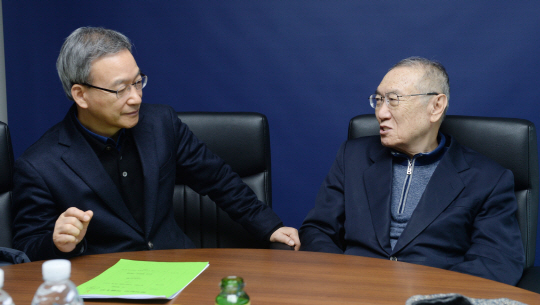 <2017 신춘문예>조각 칼끝 따라 삶의 고단함 담아내… 詩的 형성력 완성