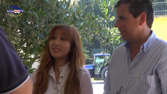 박근혜정부 ‘비선 실세’ 최순실 씨의 딸 정유라(왼쪽) 씨가 2일 덴마크에서 현지 경찰에 체포됐다. 사진은 정 씨가 2016년 8월 오스트리아에서 열린 승마대회에 참가해 해외 승마 전문 방송과 인터뷰하는 모습.  유튜브 캡처