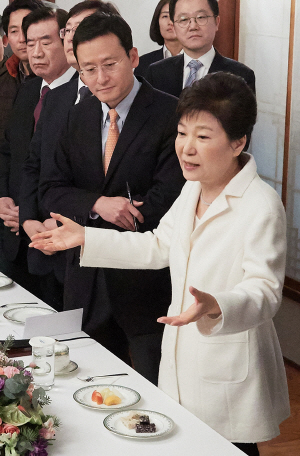 박근혜 대통령이 새해 첫날인 1일 청와대 상춘재에서 출입기자단과 신년인사회를 겸한 티타임을 갖고 ‘최순실 국정농단 사건’과 관련된 각종 의혹에 대해서 해명하고 있다.   청와대 제공