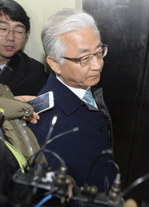 문화예술계 인사 약 1만 명의 블랙리스트 작성·관리에 관련된 혐의를 받고 있는 송광용 전 청와대 교육문화수석이 2일 오전 ‘최순실 국정농단 사건’을 수사 중인 박영수 특별검사팀의 서울 강남구 대치동 사무실로 출석하고 있다.
