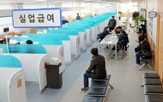 경남 거제시 고현동 거제조선업희망센터를 지난해 12월 27일 찾은 구직자들이 취업 상담을 위해 대기하고 있다.
