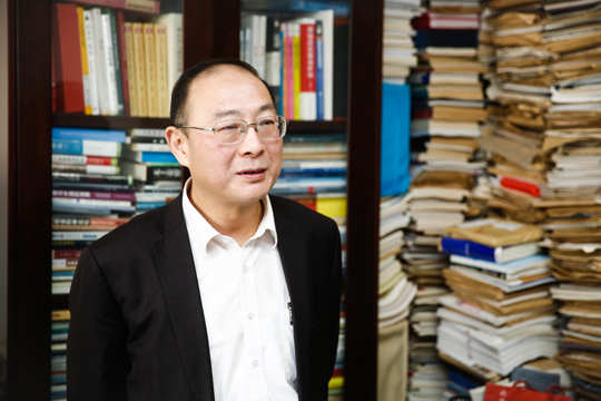 진찬룽 중국 런민대 국제관계학원 부원장이 지난해 12월 26일 베이징에서 진행된 신년인터뷰에서 도널드 트럼프 시대 미·중 관계가 당분간 어려울 것이라고 전망했다.