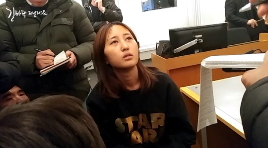 ‘최순실 국정농단 사건’의 중심에 있는 정유라 씨가 덴마크 올보르에서 긴급체포된 후 3일 현지 법원에 출두해 구금 연장 재판을 받기 전 기자들과 인터뷰하고 있다.  길바닥저널리스트 유튜브 캡처