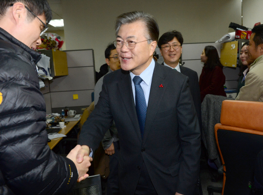3일 오전 국회 정론관을 찾은 문재인 전 더불어민주당 대표가 취재 기자들과 인사하고 있다. 신창섭 기자 bluesky@