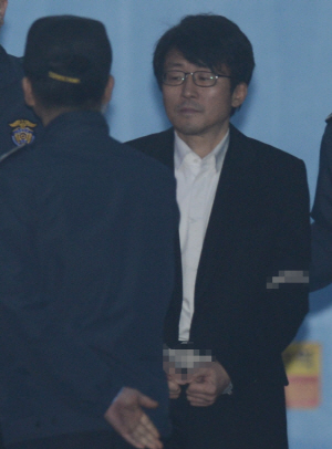 박근혜정부 ‘비선 실세’인 최순실의 딸 정유라에게 학점 특혜를 준 의혹을 받고 있는 ‘영원한 제국’의 저자 류철균(필명 이인화) 이화여대 교수가 2일 서울중앙지법에서 영장실질심사를 받은 뒤 호송차로 이동하고 있다.