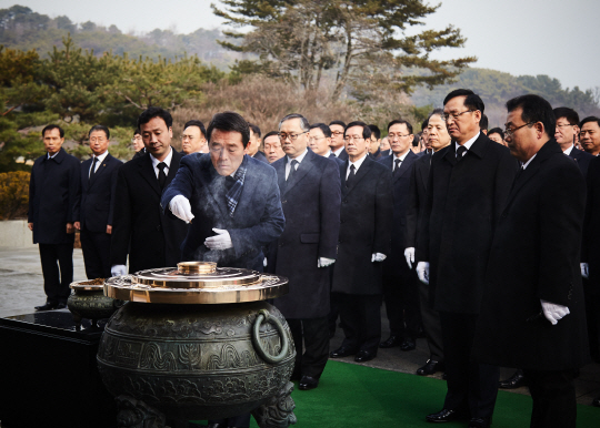 ㈜한화 등 한화그룹 방산 계열사 임직원들이 2일 국립 서울현충원에서 ‘애국 시무식’을 거행하는 가운데 이태종 ㈜한화 대표가 영전에 분향을 하고 있다.