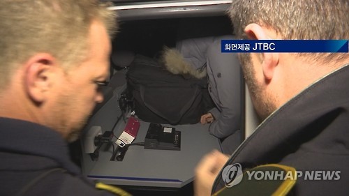 (서울=연합뉴스) ‘비선실세’ 최순실 씨의 딸 정유라 씨가 1일(현지시각) 덴마크에서 현지 경찰에 체포당하는 모습을 JTBC가 공개했다. 경찰청은 2일 “덴마크 경찰이 정유라 씨를 포함한 4명을 덴마크 현지시각으로 1일 검거했다는 국제형사경찰기구(인터폴) 전문을 오늘 접수했다”고 밝혔다. 2017.1.2 [JTC화면=연합뉴스TV]