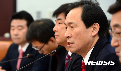 【서울=뉴시스】더불어민주당 우상호 원내대표가 3일 오전 서울 여의도 국회 원내대표실에서 열린 원내대책회의에서 모두발언을 하고 있다. 이날 우상호 원내대표는 이른바 ‘문화계 블랙리스트’ 논란에 대해 “일제시대 친일파와 뭐가 다르냐”고 강력 비판했다.